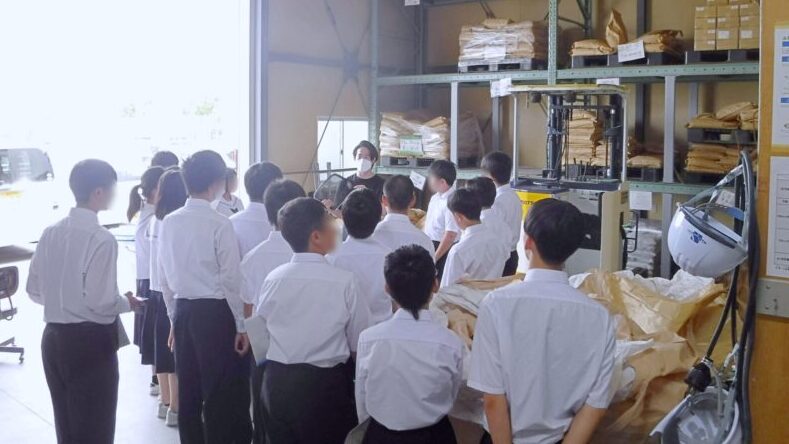 リサイクル工場を見学する学生さんたち